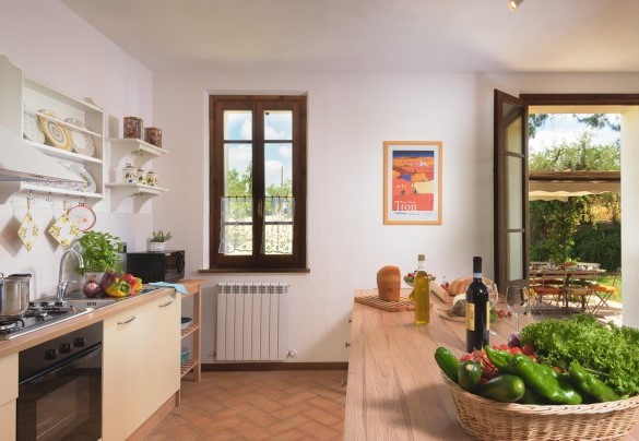 The beautiful kitchen with convenient access to the pergola - Poggio Vistabella 10