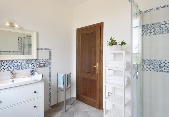 Bathroom with shower n.2 close to bedroom n.2 - Poggio Vistabella 10  