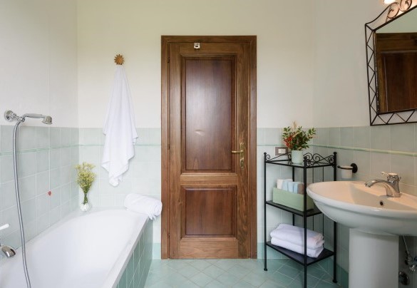 Bathroom with tub n.4 close to bedroom n.4 - Poggio Vistabella 10  
