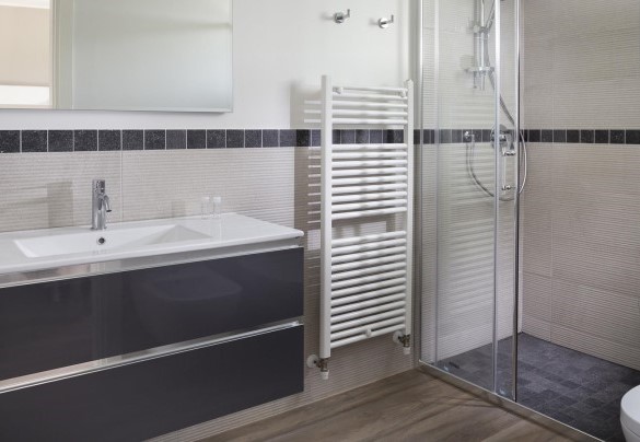 Bagno n.2 con ampia doccia al primo piano - Portoverde Beach Villa 