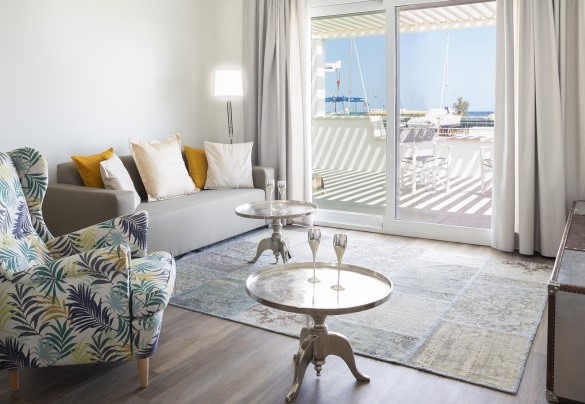 Soggiorno al primo piano con uscita su ampio terrazzo - Portoverde Beach Villa 