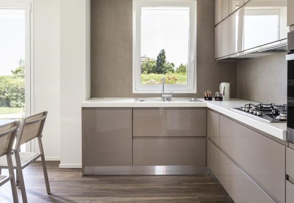 Cucina moderna accessoriata al piano terra - Portoverde Beach Villa 