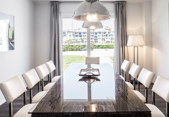 Sala da pranzo con uscita sul giardino - Portoverde Beach Villa 