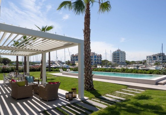 Comodo salotto esterno ombreggiato - Portoverde Beach Villa 