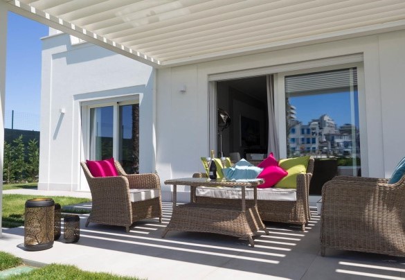 Comodo salotto esterno ombreggiato - Portoverde Beach Villa 