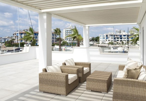 Salotto ombreggiato sulla grande terrazza al primo piano - Portoverde Beach Villa 