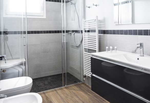 Bagno n.1 con doccia al piano terra - Portoverde Beach Villa 