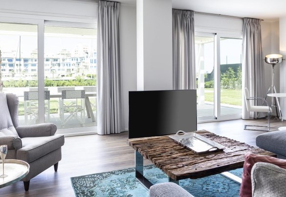 Ampio salotto con uscita sul portico - Portoverde Beach Villa 
