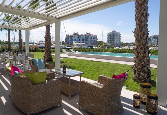 Comodo salotto esterno ombreggiato - Portoverde Beach Villa 
