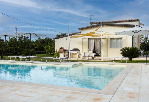 La piscina è posizionata allo stesso livello della villa - Profumo di Zagara