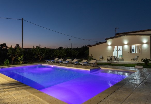 La piscina è utilizzabile anche in notturna grazie all'illuminazione sia interna che esterna alla vasca - Profumo di Zagara