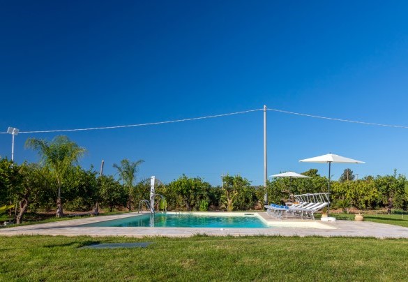 La piscina misura 10 x 5 m, con una profondità da 1,20 a 1,40 m - Profumo di Zagara