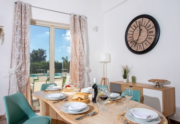 La zona giorno con il tavolo da pranzo ha uscita diretta sul giardino - Profumo di Zagara