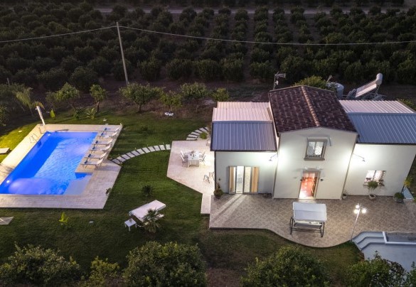 La villa è circondata da rigogliosi alberi di limoni che donano un tocco di freschezza e serenità all'ambiente - Profumo di Zagara