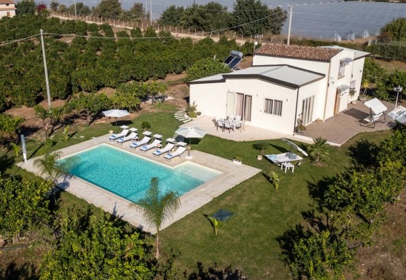 A breve distanza dalla casa si trovano l'area dedicata ai pasti all’aperto e la piscina con idromassaggio - Profumo di Zagara