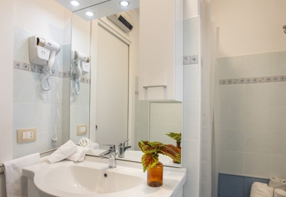 Il bagno ensuite con doccia n. 3 al piano superiore - Profumo di Zagara