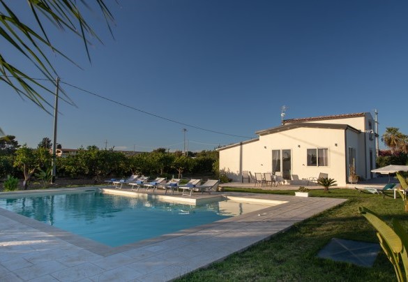 Si raggiunge la piscina in pochi passi dalle porte finestra della zona giorno - Profumo di Zagara
