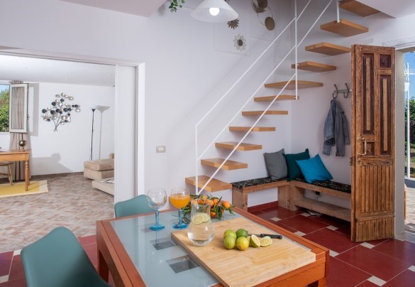 Dalla cucina una scala guida al piano superiore che alloggia una camera matrimoniale con zona studio - Profumo di Zagara