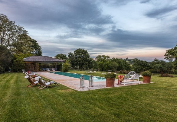 La piscina è aperta dall'ultimo sabato di aprile al primo sabato di ottobre - Quercia Felice 