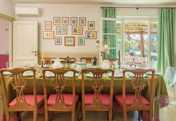 La zona pranzo con uscita diretta sulla pergola. Villa  
