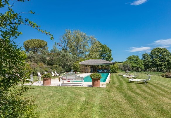 La piscina è situata nella parte retrostante l'abitazione e dista da essa circa 40 m - Quercia Felice 