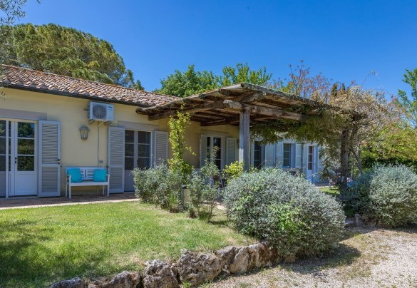 La pergola di glicine adiacente alla cucina della Villa - Quercia Felice