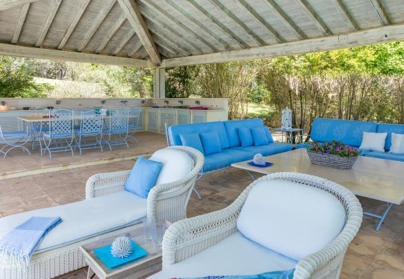 A servizio della piscina c’è il grande gazebo - Quercia Feliceattrezzato 
