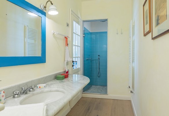 Bagno con doccia n.1 en-suite alla camera n.1. Villa  - Quercia Felice