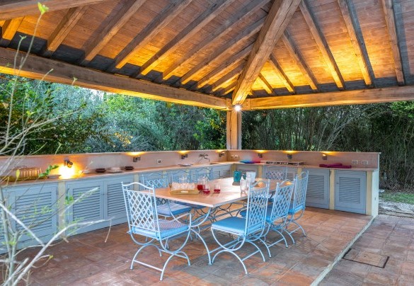 Il grande gazebo con living, cucina in muratura, tavolo da pranzo e doccia con acqua calda e fredda - Quercia Felice 