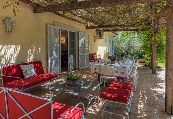 La zona pranzo esterna della Villa adiacente - Quercia Felicealla sala da pranzo   