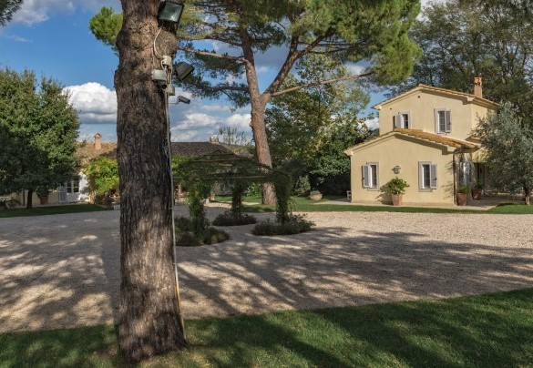 L’Annesso, il gazebo di rose e la Villa sullo sfondo - Quercia Felice