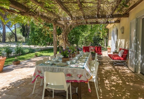 La zona pranzo esterna della Villa adiacente alla - Quercia Felicesala da pranzo