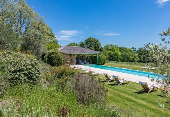 La piscina nel verde del parco - Quercia Felice