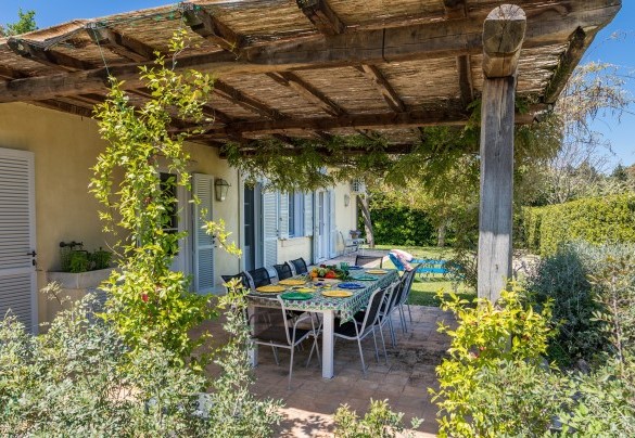 La pergola di glicine adiacente alla cucina della Villa con un comodo tavolo da pranzo - Quercia Felice   