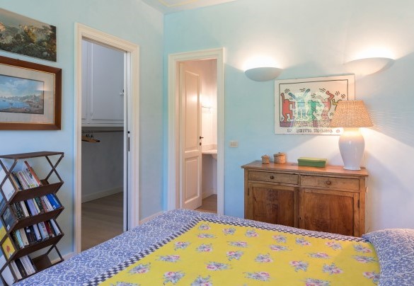 Camera matrimoniale n.3 con bagno en-suite, cabina armadio e uscita in giardino. Villa - Quercia Felice