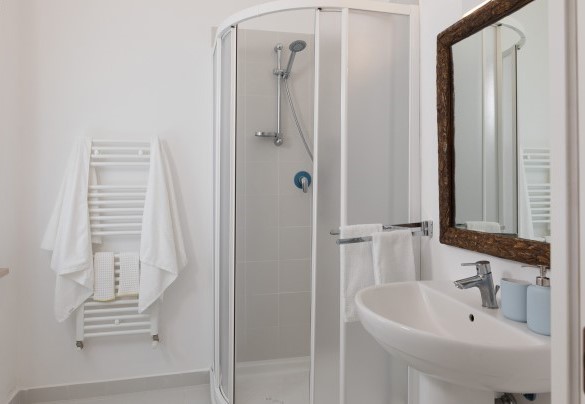 Bagno con doccia n.6 en-suite alla camera n.6. Villa - Quercia Felice