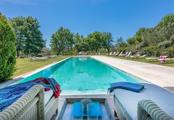 La piscina rivestita in cemento con un lato a sfioro misura 25 x 4 m - Quercia Felice