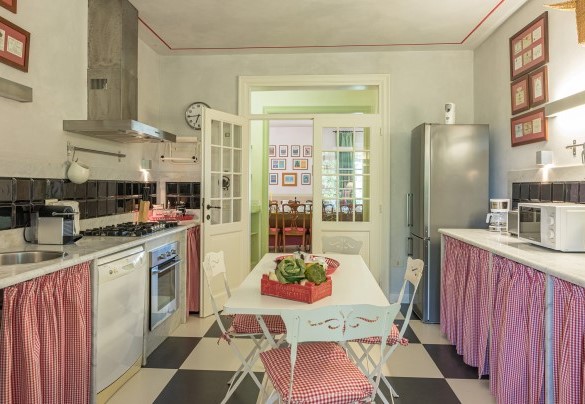La cucina accessoriata con uscita diretta sulla pergola. Villa - Quercia Felice 