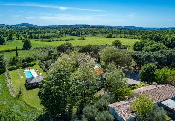 La Villa in primo piano e la piscina sullo sfondo - Quercia Felice   