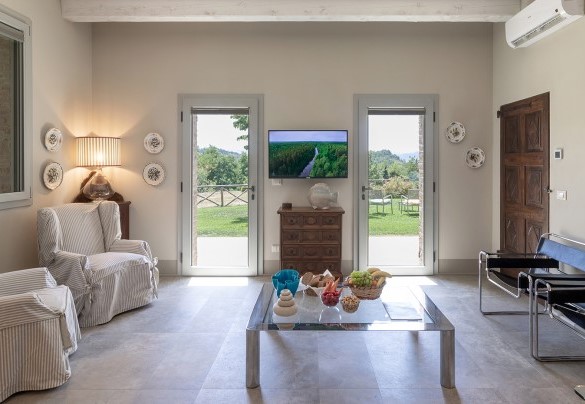 Living area consisting of an elegant living room with smart TV – Relais Corbaia