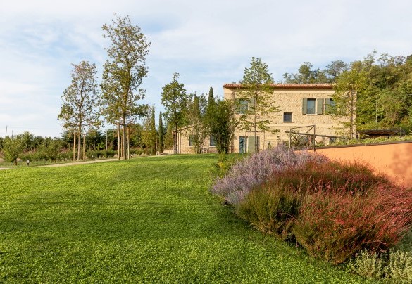 The property is surrounded by approximately 3,000 sq m of garden planted with lawn and enhanced by Mediterranean shrubs and flowers – Relais Corbaia
