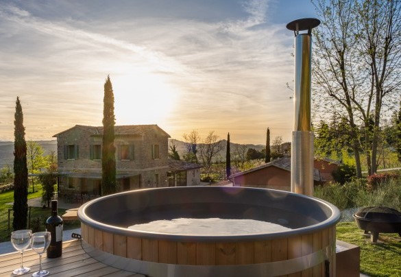 The finnish tub that can accomodate up to six people - Relais Corbaia 