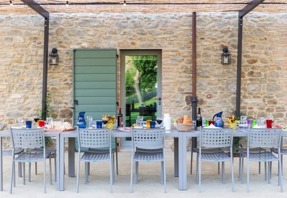 Pergola equipped with a dining table, ideal for pleasant outdoor meals – Relais Corbaia
