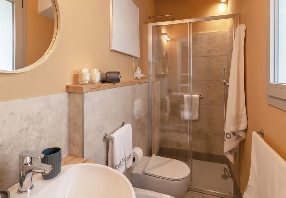 En-suite bathroom with shower- Relais Corbaia