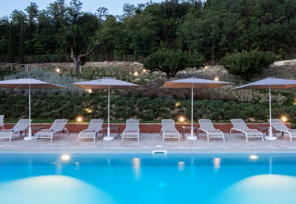 The rectangular pool has Roman steps for access to the water. It measures 12 x 5 m with a constant depth of 1,4 m – Relais Corbaia