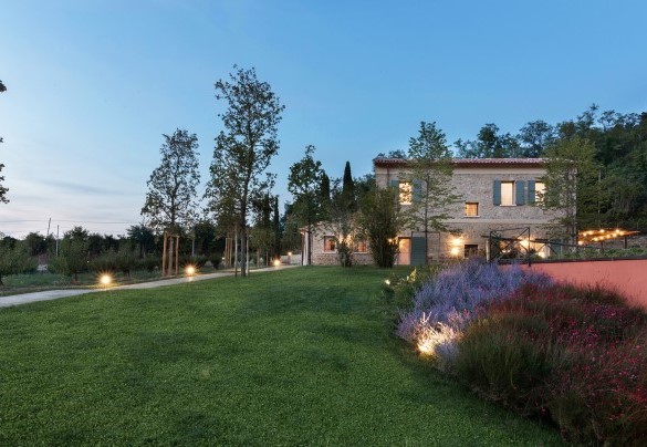 The property is surrounded by approximately 3,000 sq m of garden planted with lawn and enhanced by Mediterranean shrubs and flowers – Relais Corbaia