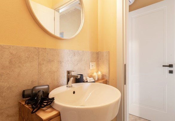 En suite bathroom with shower n.6 in the annex - Relais Corbaia
