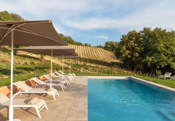 The solarium area, partly paved and partly lawn, is equipped with sunbeds, umbrellas and a hot and cold-water shower – Relais Corbaia