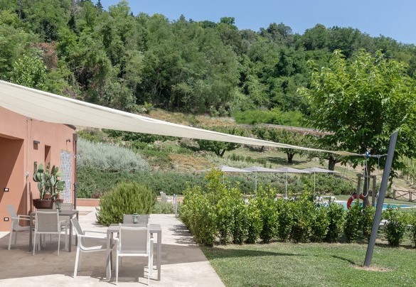 The house has various living and relaxation areas in the lawn area – Relais Corbaia