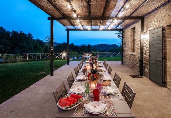 Pergola equipped with a dining table, ideal for pleasant outdoor meals – Relais Corbaia